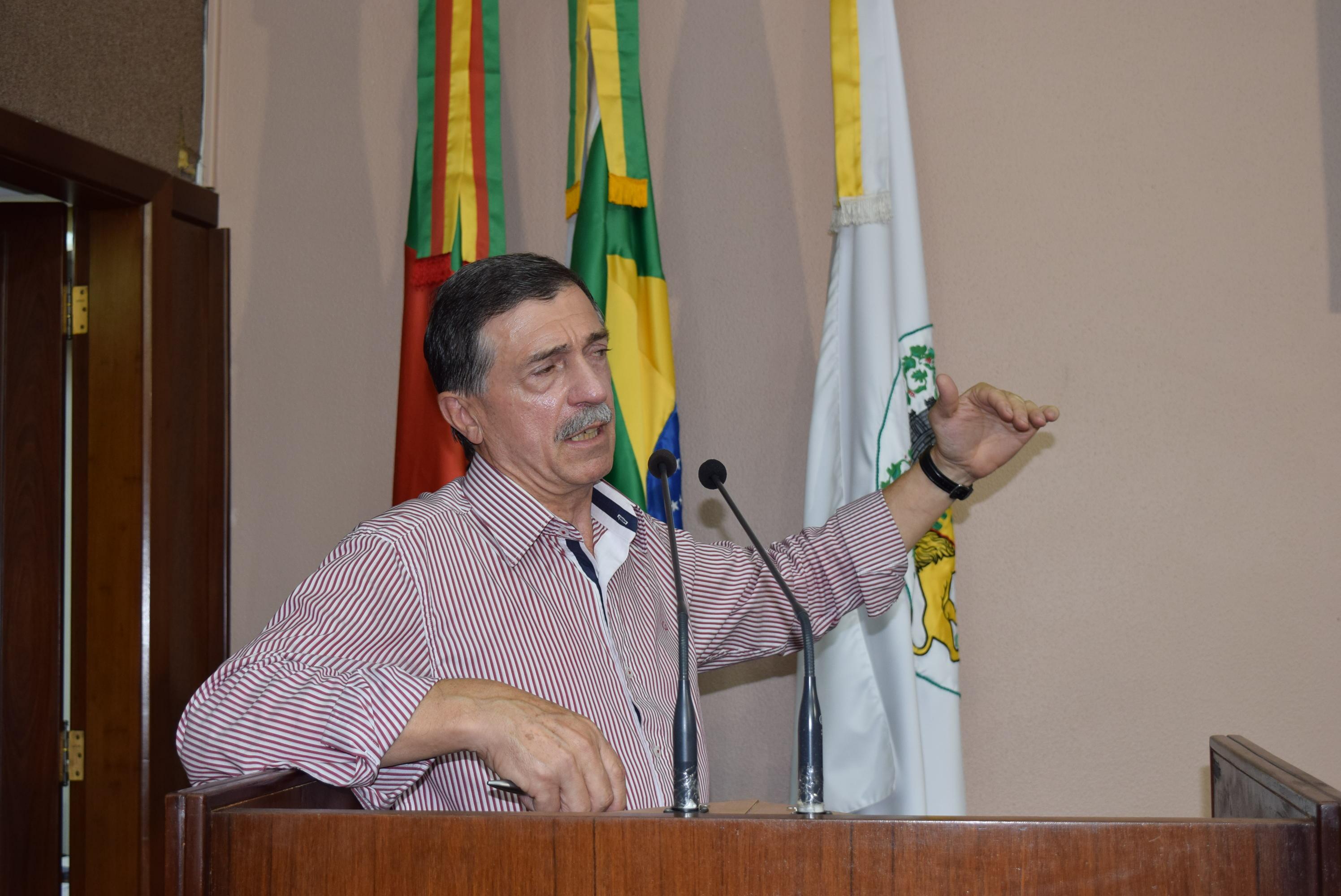 Vereador Adiló Didomenico apresenta projeto para regulamentar estacionamento
