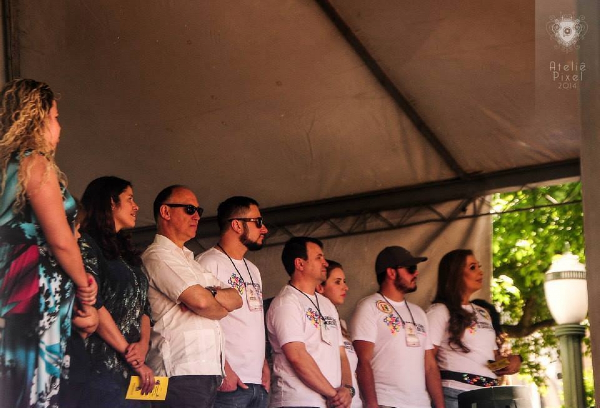 Denise Pessôa participa da 14° parada livre, com o tema Juntos e Iguais – por uma sociedade livre de preconceito