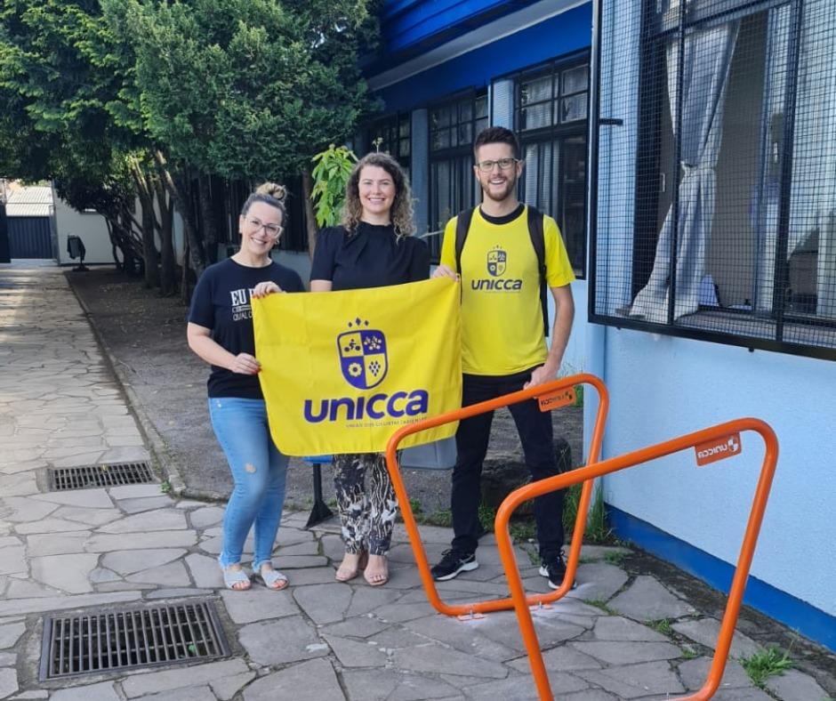 Vereadora Tati e UNICCA entregam paraciclos na Escola Nova Esperança, no bairro Charqueadas