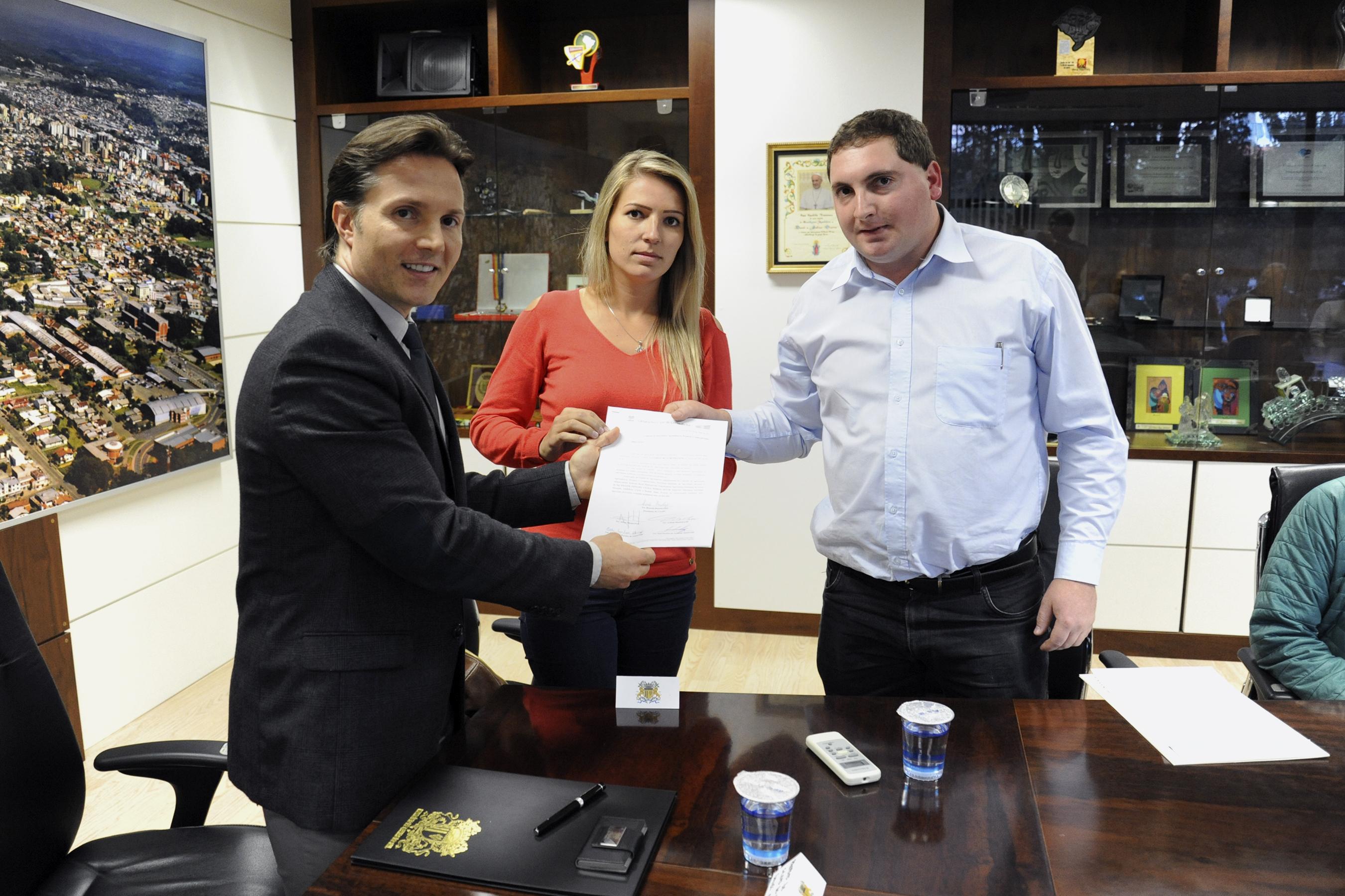 Ricardo Daneluz apresenta o Comitê do Agronegócio ao prefeito
