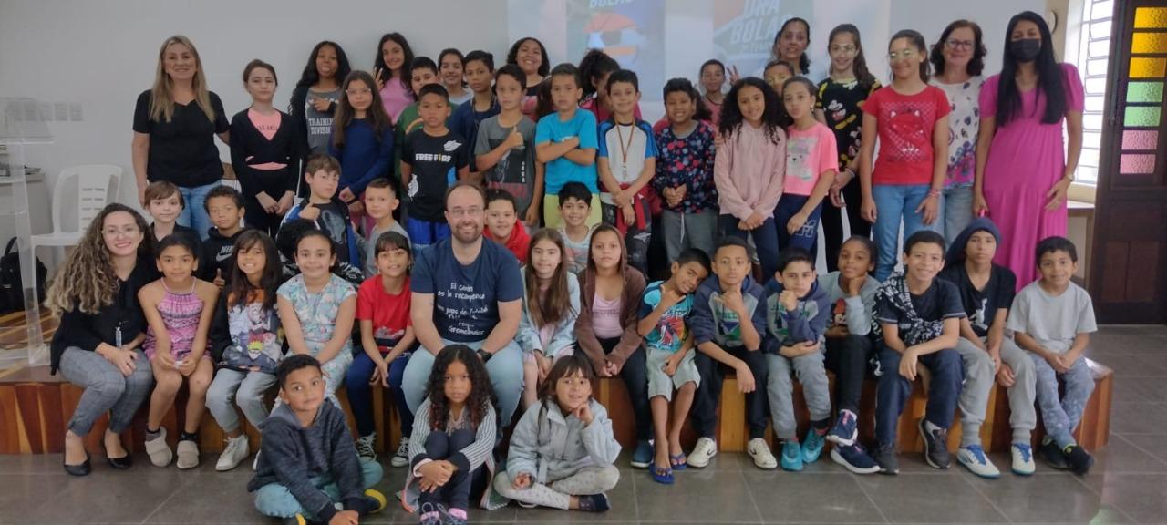 Felipe Gremelmaier e alunos trocam experiências sobre leitura no Centro Espírita Jardelino Ramos