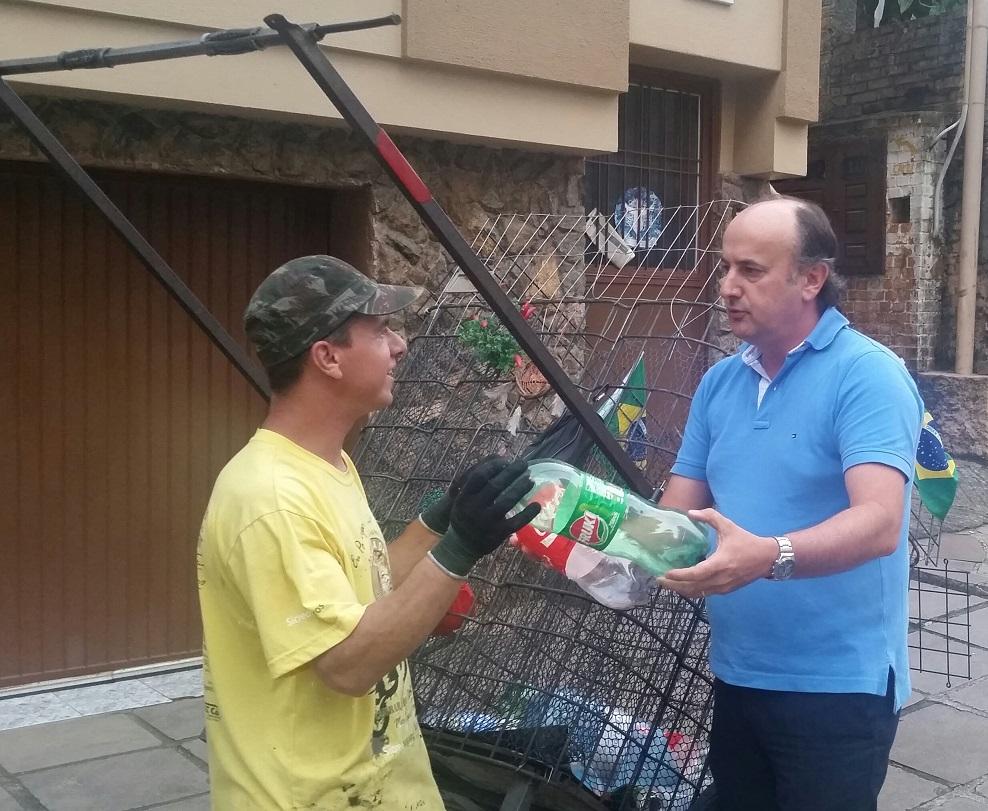 Vereador Gustavo Toigo protocola projeto homenageando os catadores de resíduos