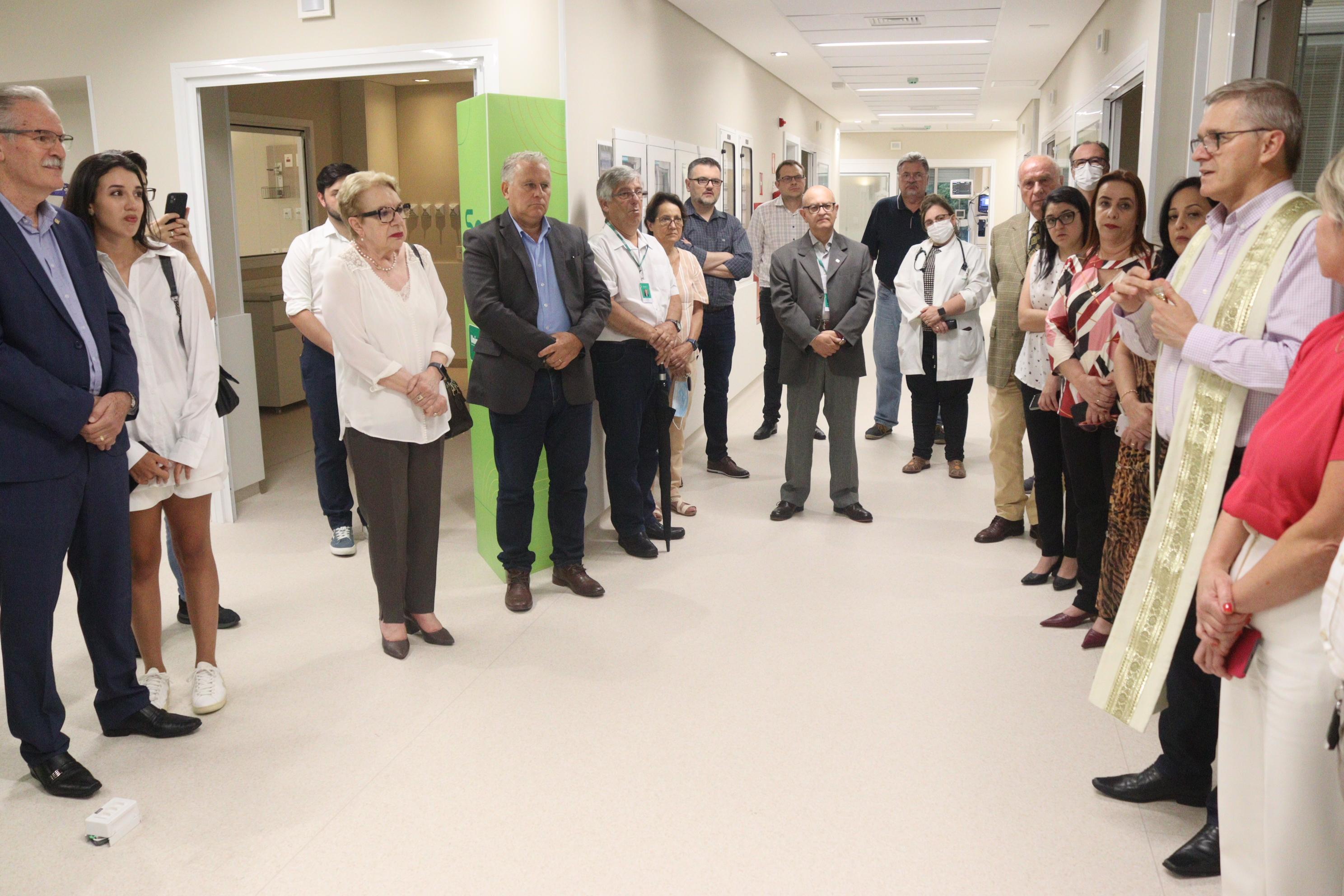 Frei Jaime Bettega abençoou a ampliação da nova Unidade de Terapia Intensiva Adulto (UTI) do Hospital Unimed 