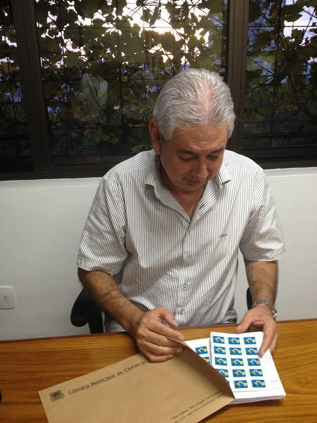 Vereador Adelino Teles devolve selos à Câmara Municipal
