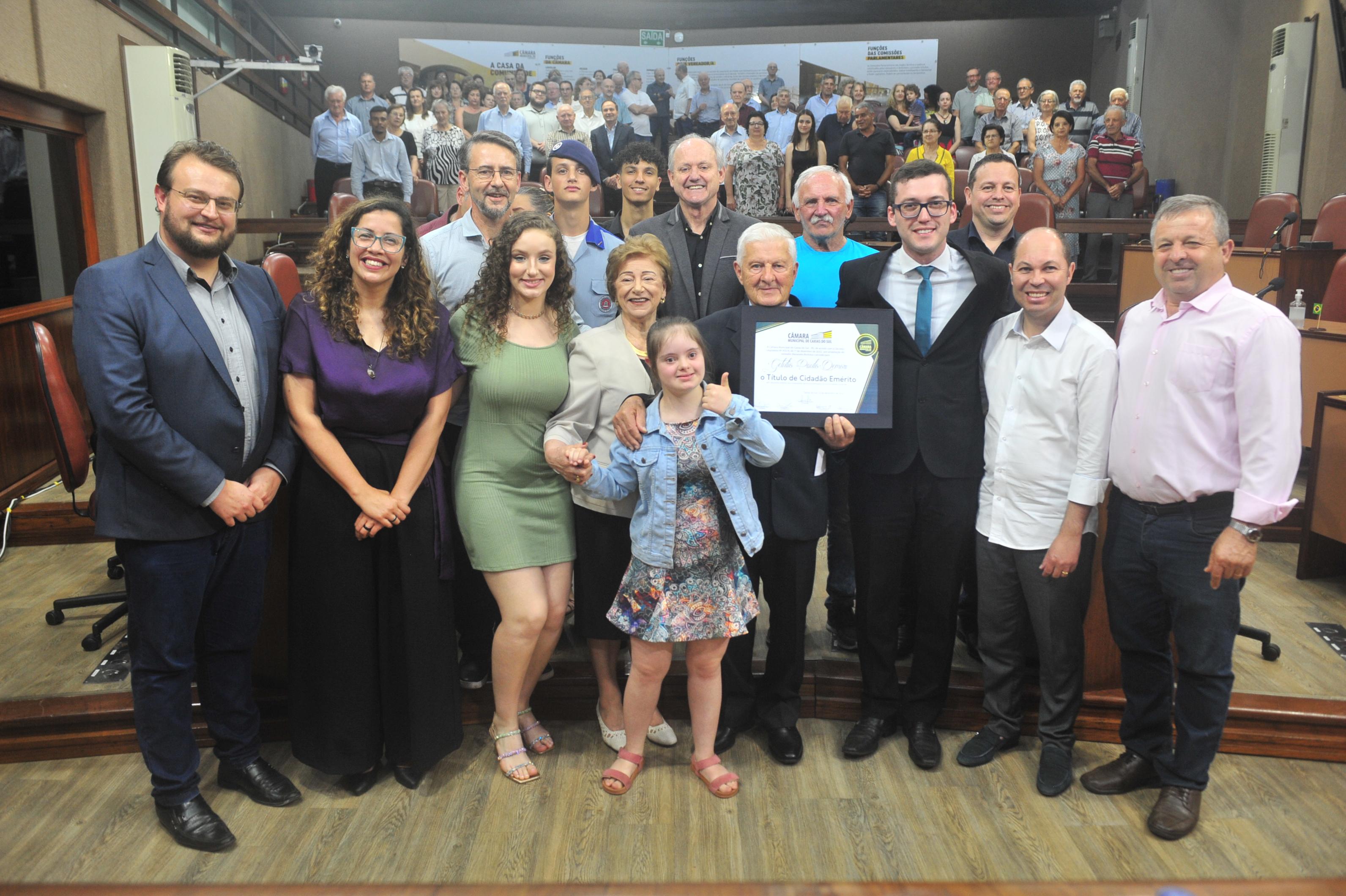 Getulio Demori é agraciado com o título de Cidadão Emérito pela Câmara Municipal