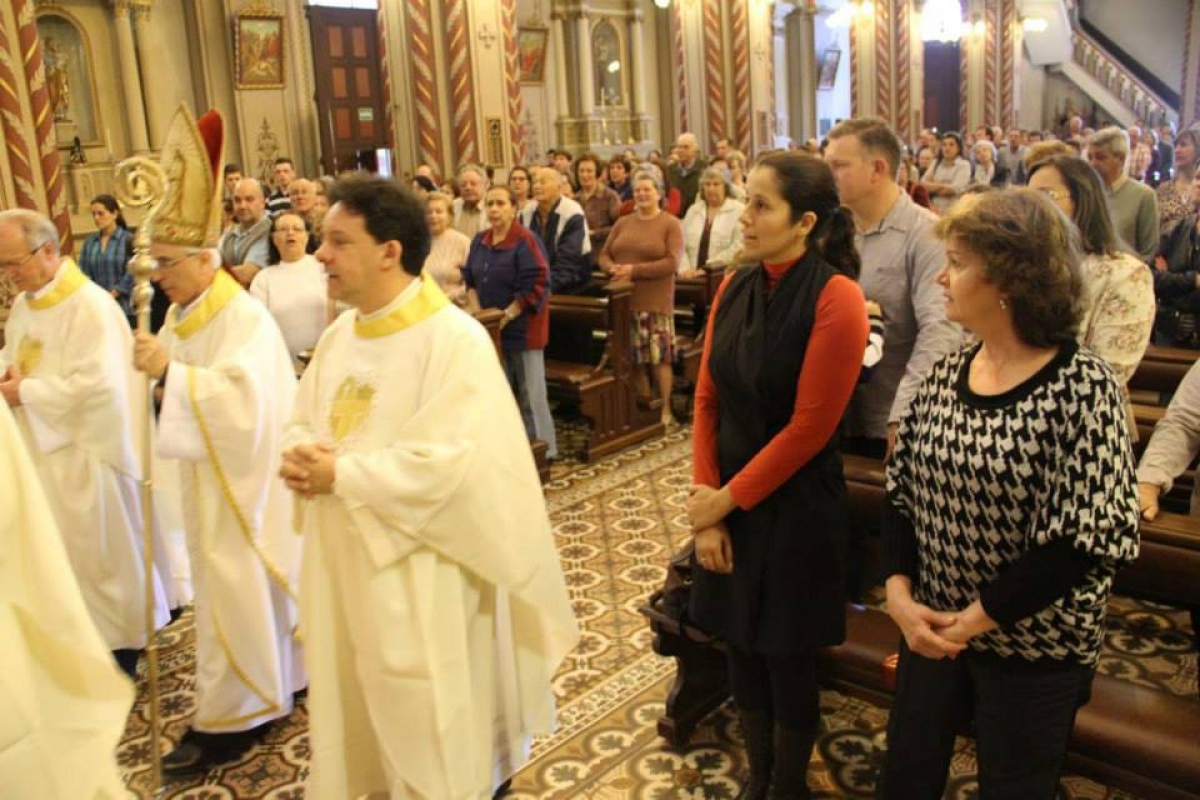 Denise Pessôa participa de missa em homenagem aos 80 anos da Diocese de Caxias do Sul