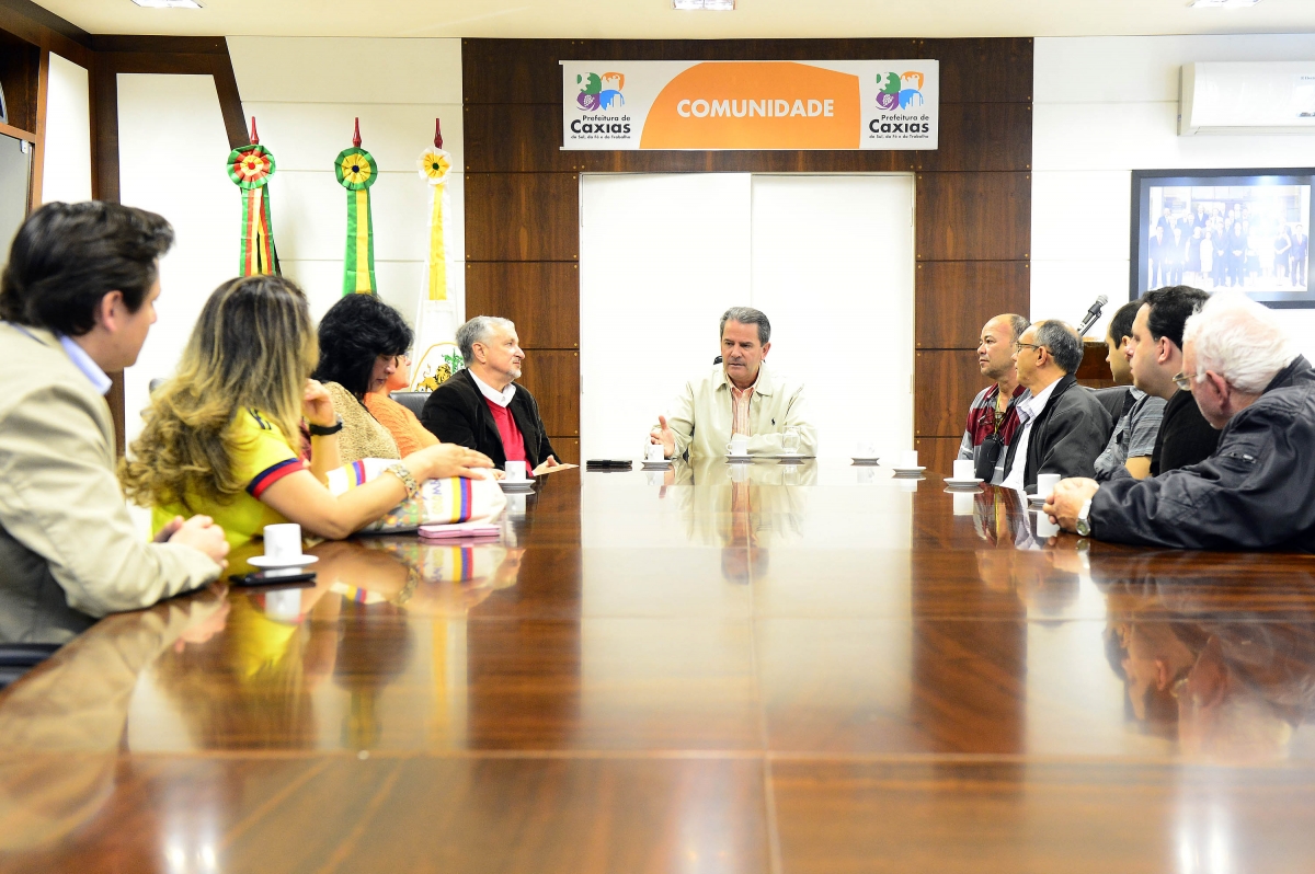 Líder de Governo acompanha donos de carrocinhas em reunião com prefeito