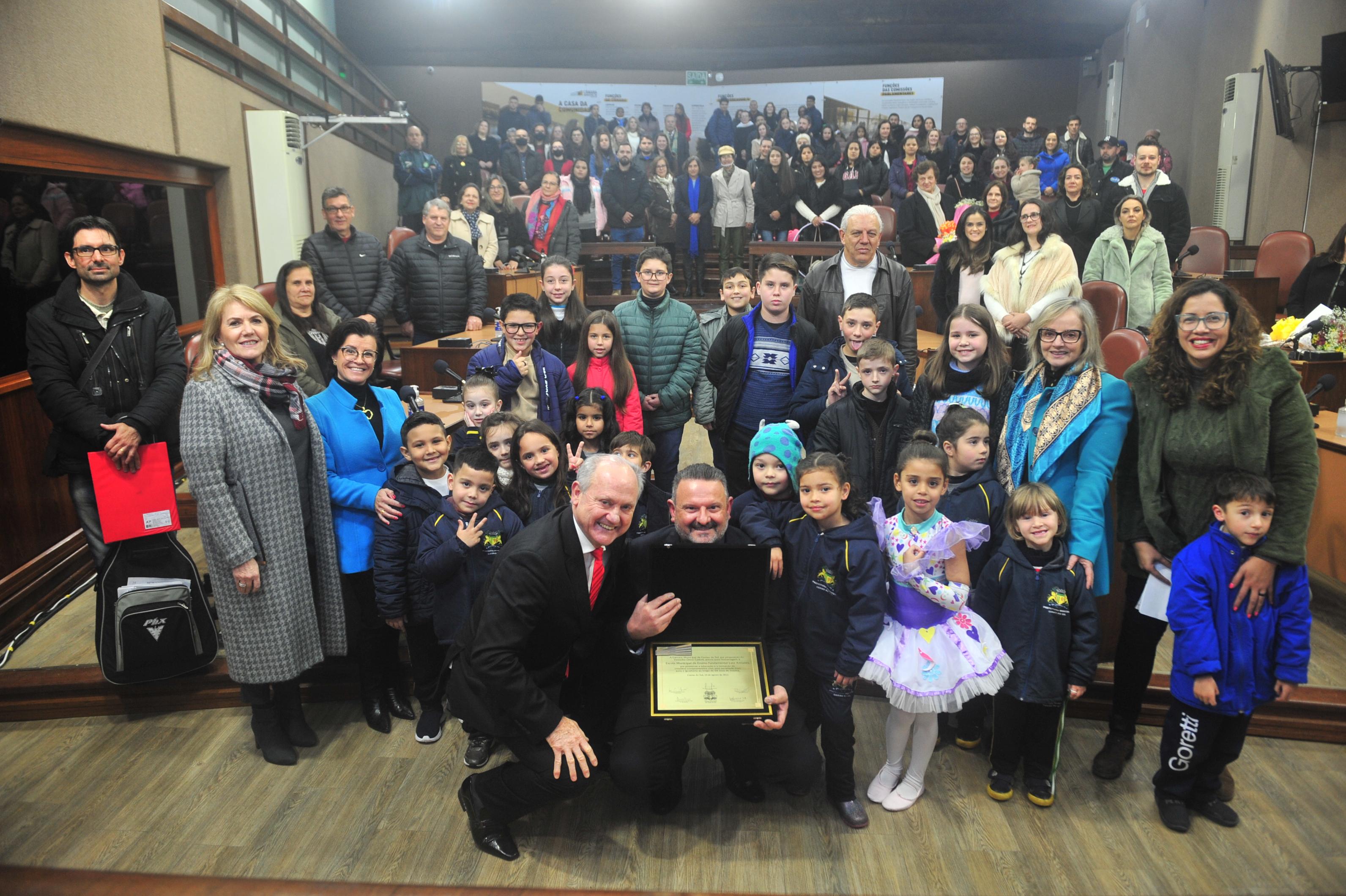 Legislativo caxiense celebra os 60 anos da Escola Municipal Luiz Antunes