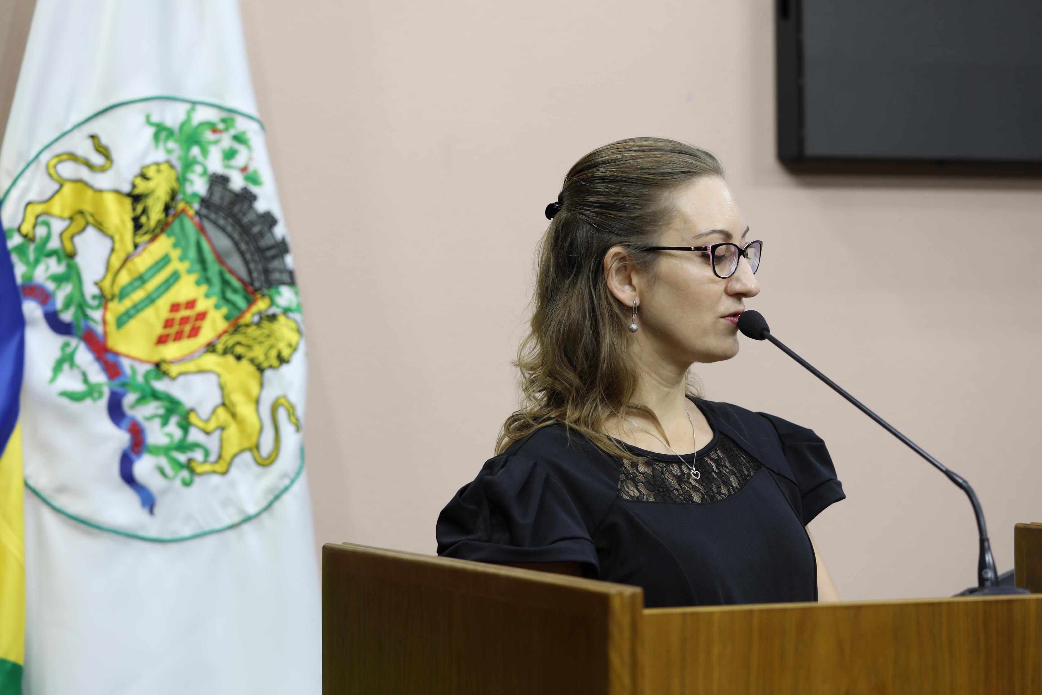 Coordenadora do Núcleo de Base Raquel Grazziotin faz convite aos vereadores em plenário