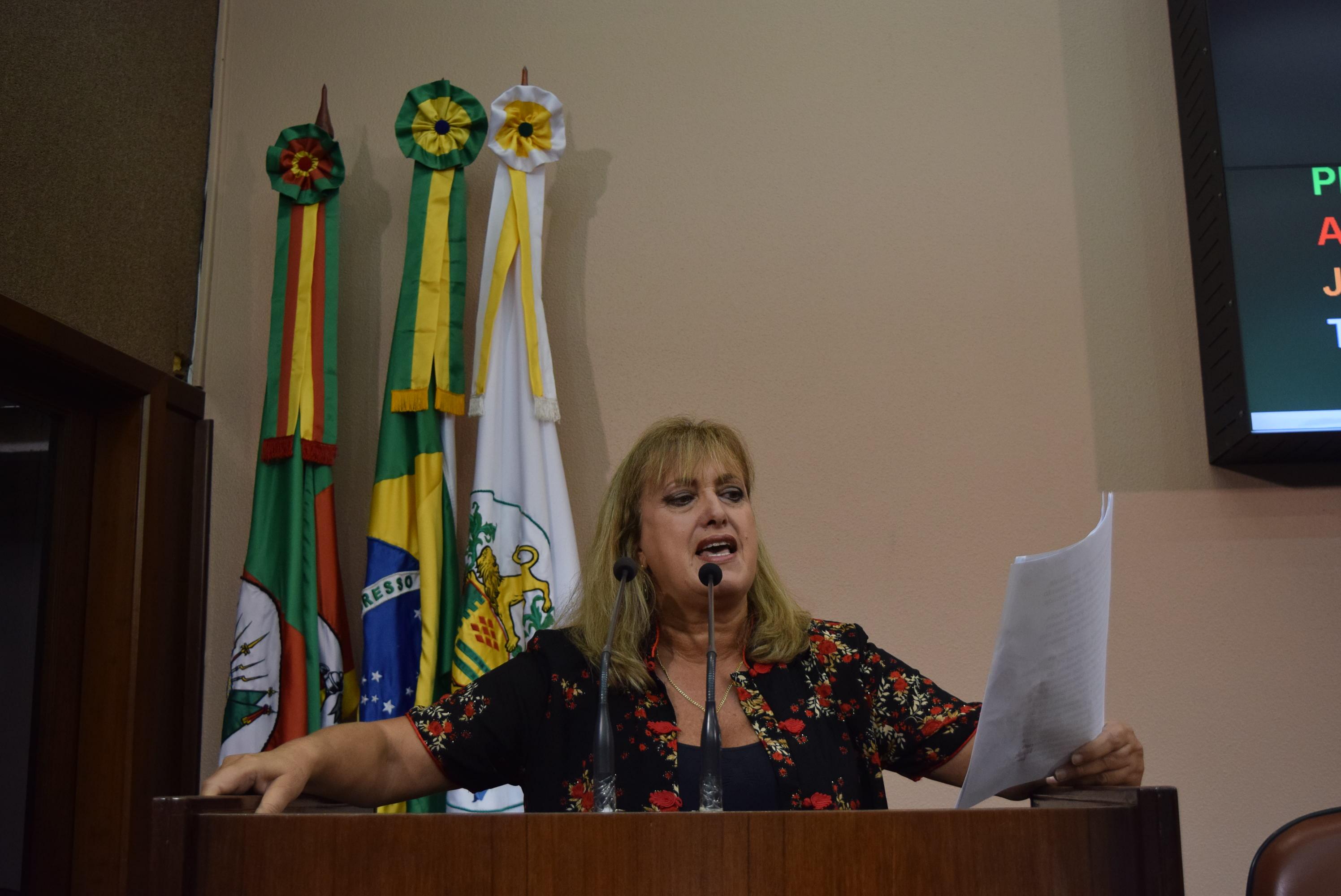 Ana Corso convida a população para manifestos pró-governo Dilma de sexta-feira