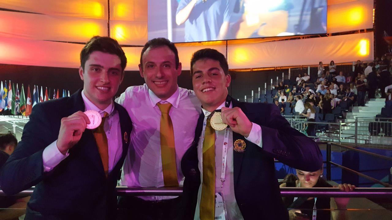 Meneguzzi congratula campeões mundiais de Mecatrônica