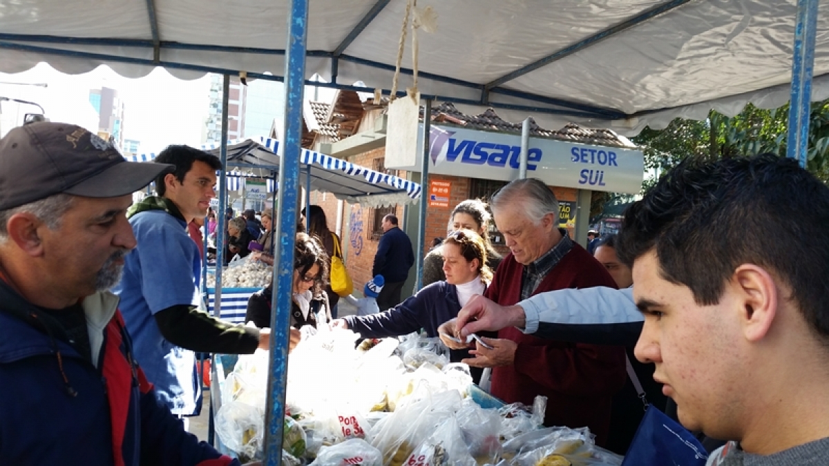 Vereador Bampi consulta feirantes e compradores sobre novo local do Ponto de Safra na Rua Moreira César