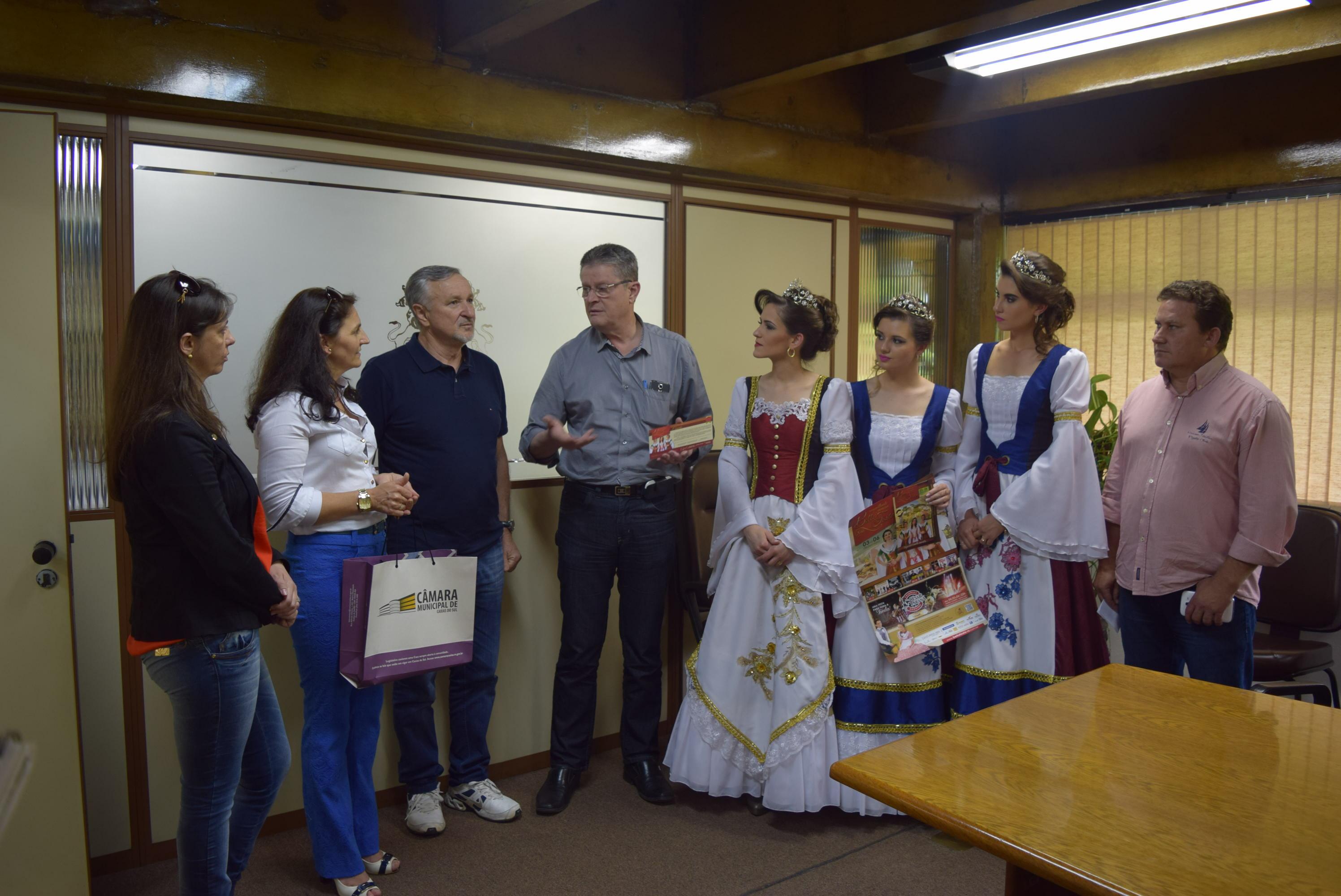 Rainha e princesas de Fagundes Varela convidam vereadores e comunidade caxiense para a BellaFesta 2015
