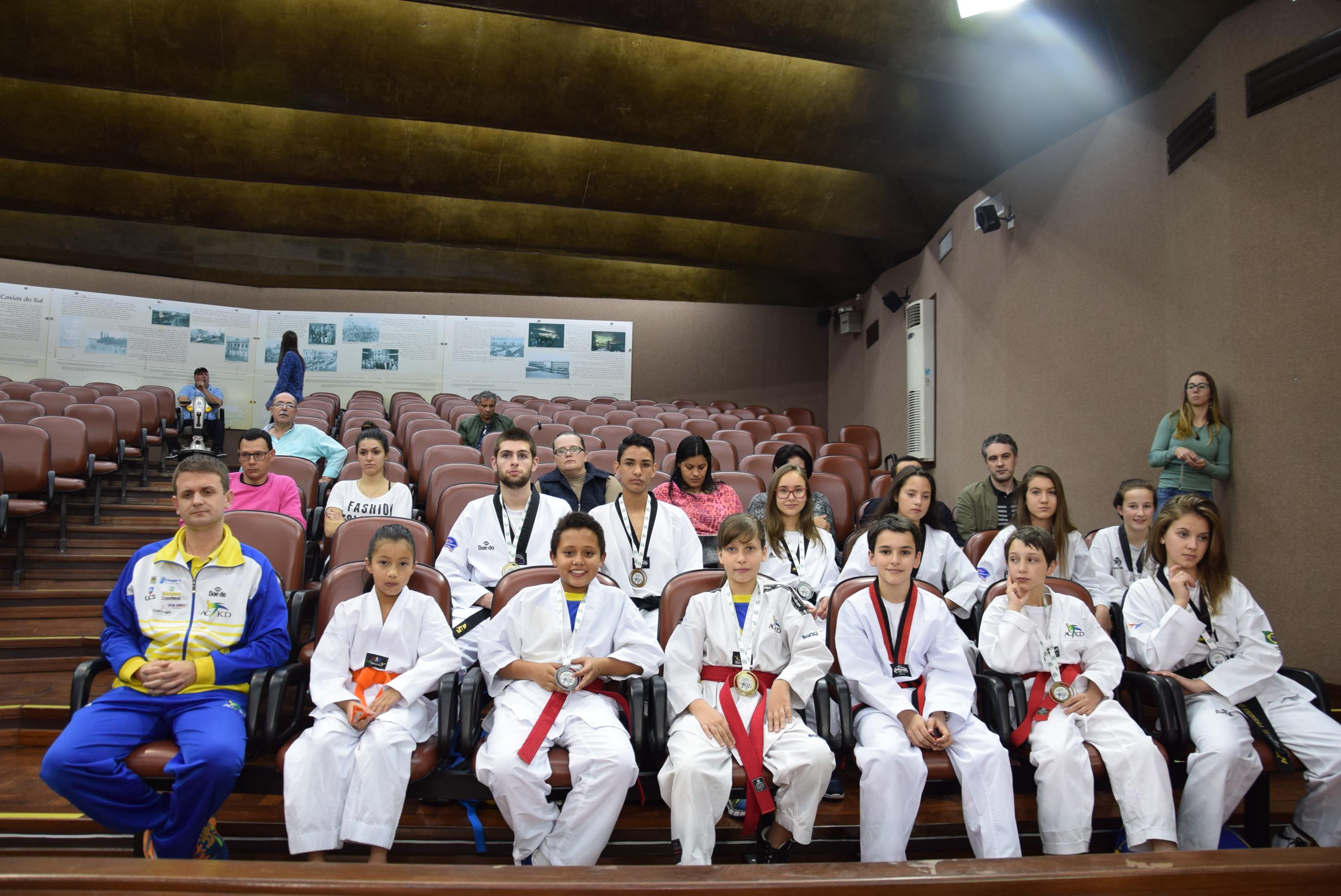 Leia mais sobre Atletas de taekwondo visitam Legislativo
