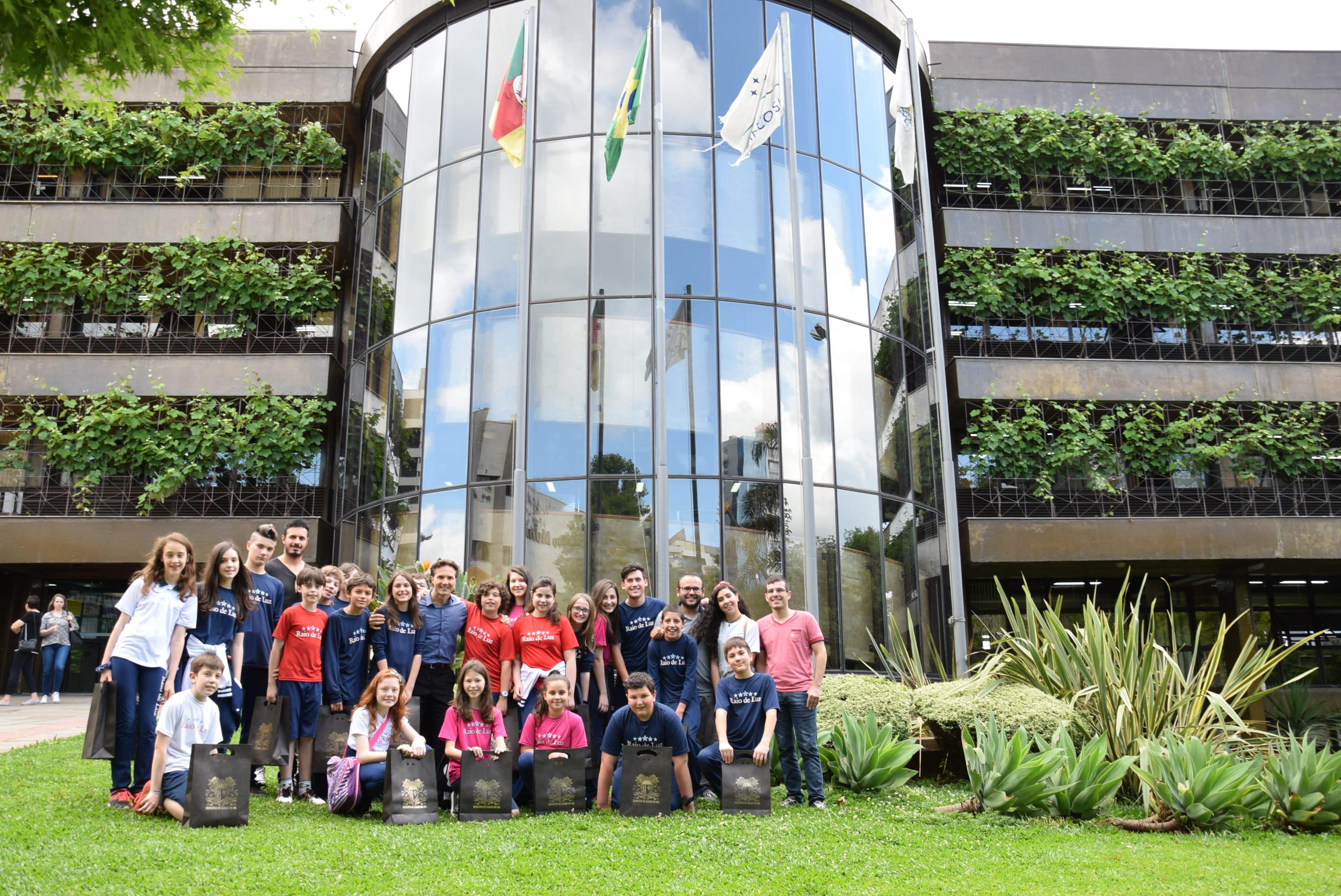 Alunos da Escola Raio de Luz conhecem a estrutura e o funcionamento da Câmara Municipal de Caxias do Sul
