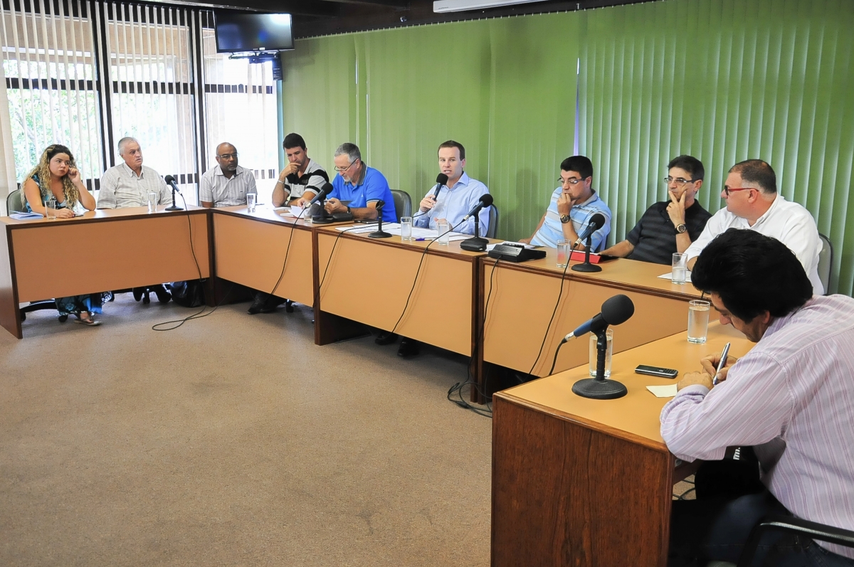 Município acena com a possibilidade de promover melhorias físicas na sala de rádio do Aeroporto Hugo Cantergiani