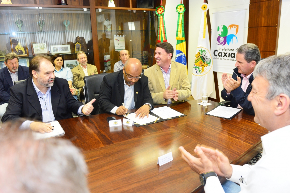 Presidente do Legislativo acompanha a ordem de início da pavimentação da Rua Antônio Broilo