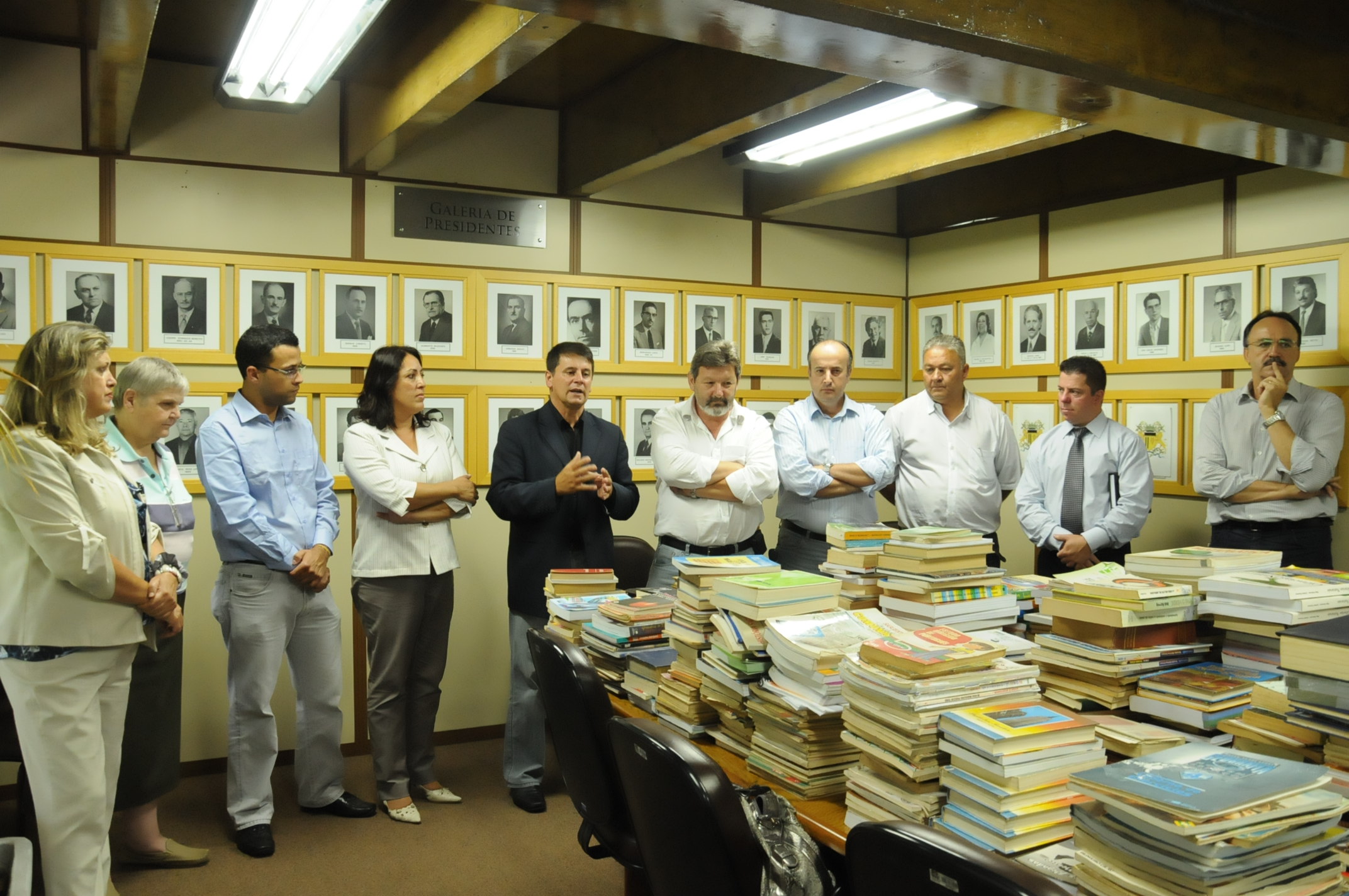 Comissão de Educação entrega mais de 1,8 mil livros à Escola Vila Ipê