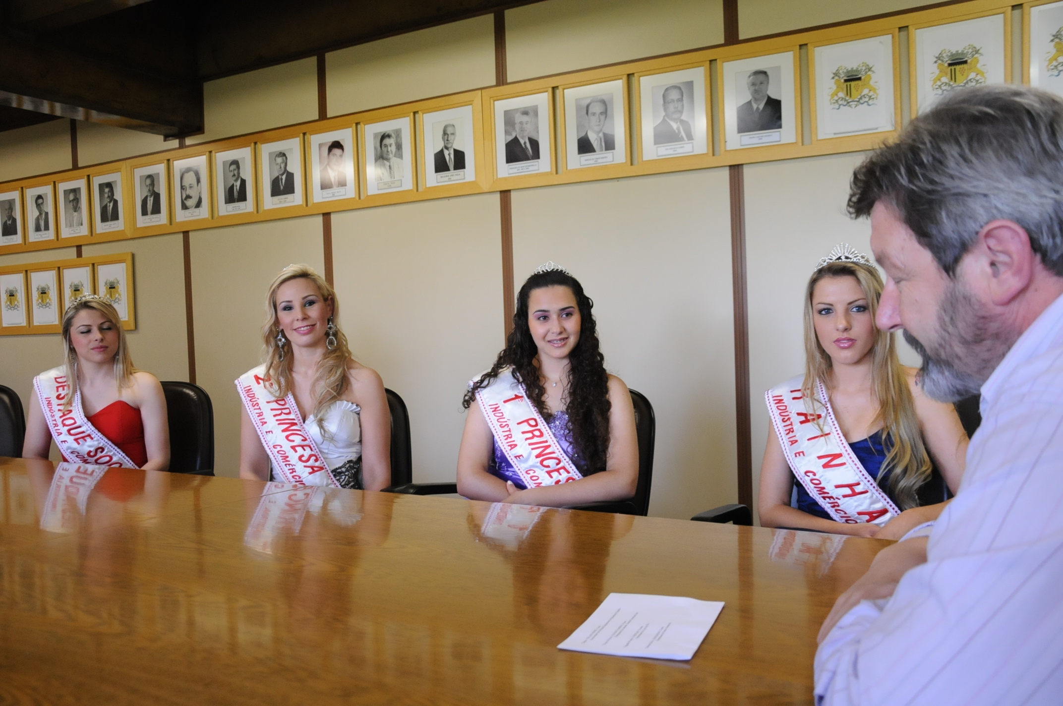 Rainha Princesas e Destaque Social da Indústria e Comércio de Caxias Visitam a Câmara