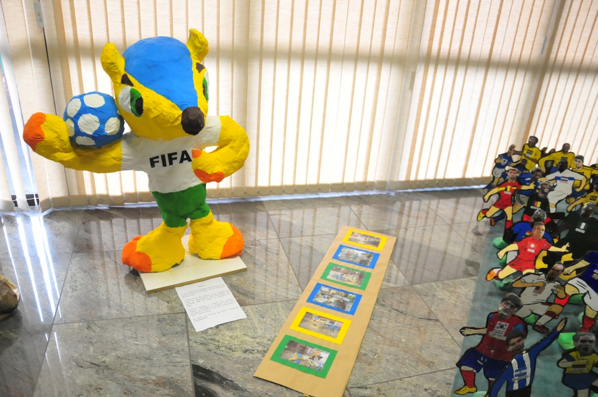 Alunos da Escola Guerino Zugno expõem o Projeto Copa do Mundo 2014 – Um Grande Lance, no Espaço Cultural do Legislativo   