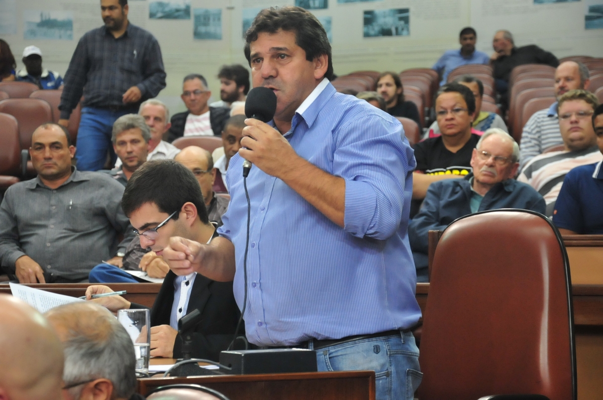 Henrique Silva entrega relatório da Comissão de Saúde e Meio Ambiente ao Executivo