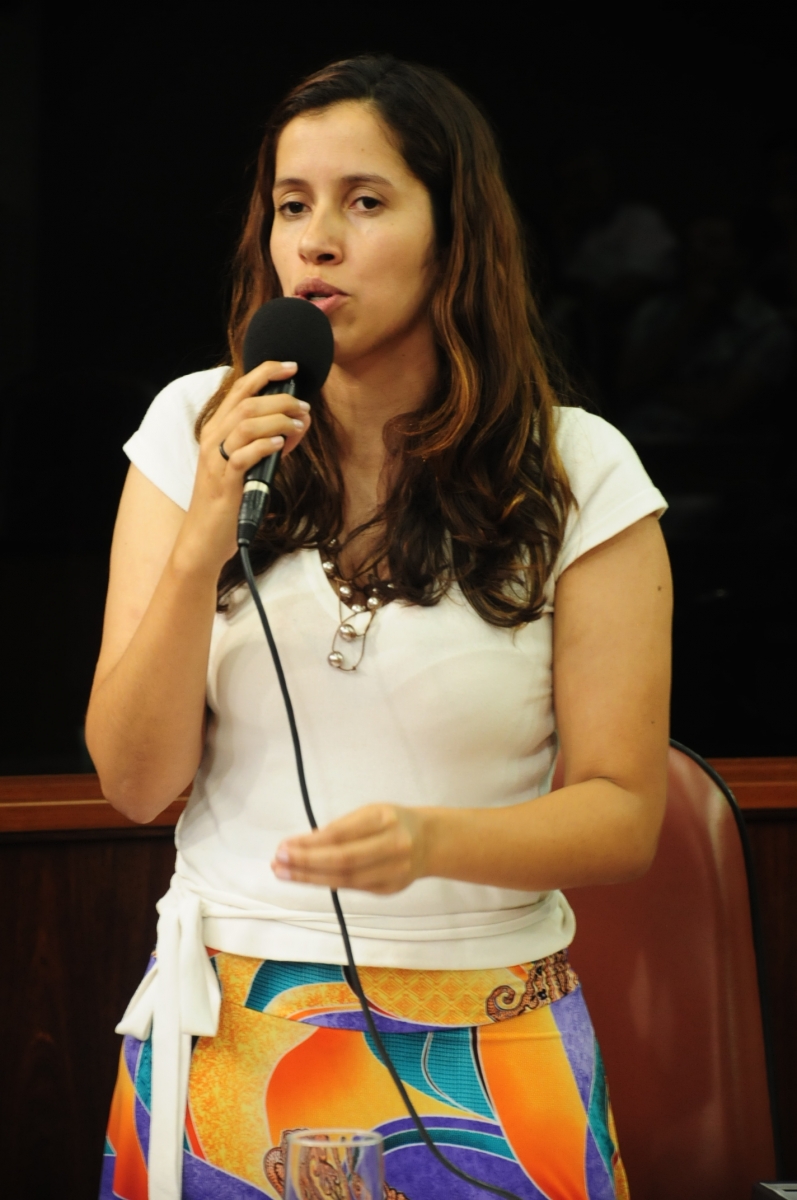 Denise protocola projeto que cria vaga para tradutores e intérpretes de língua brasileira de sinais
