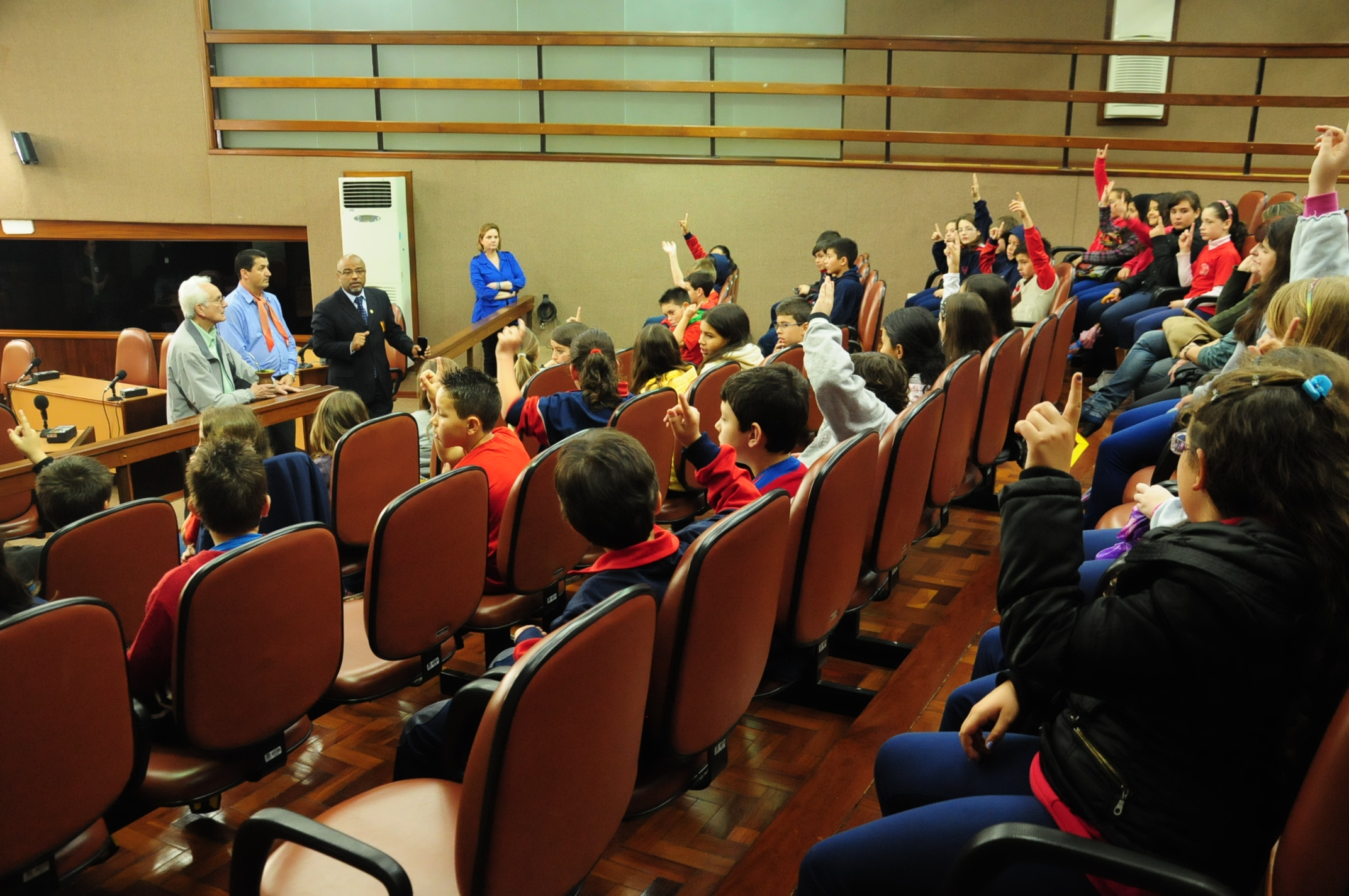 Palestra sobre o movimento tradicionalista reúne 45 alunos no plenário da Câmara