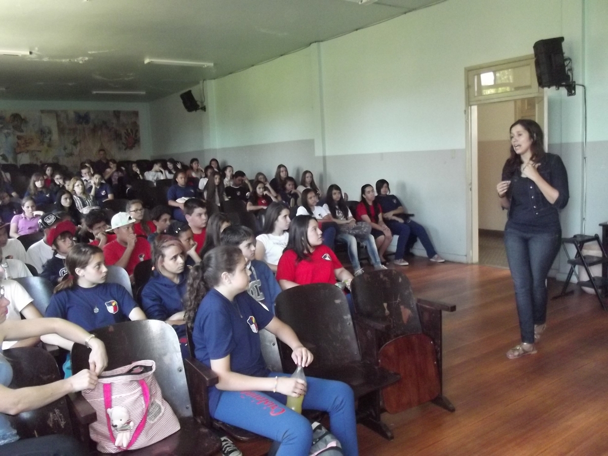 Denise Pessôa realiza debate sobre igualdade racial com estudantes do I.E.E Cristóvão Mendoza