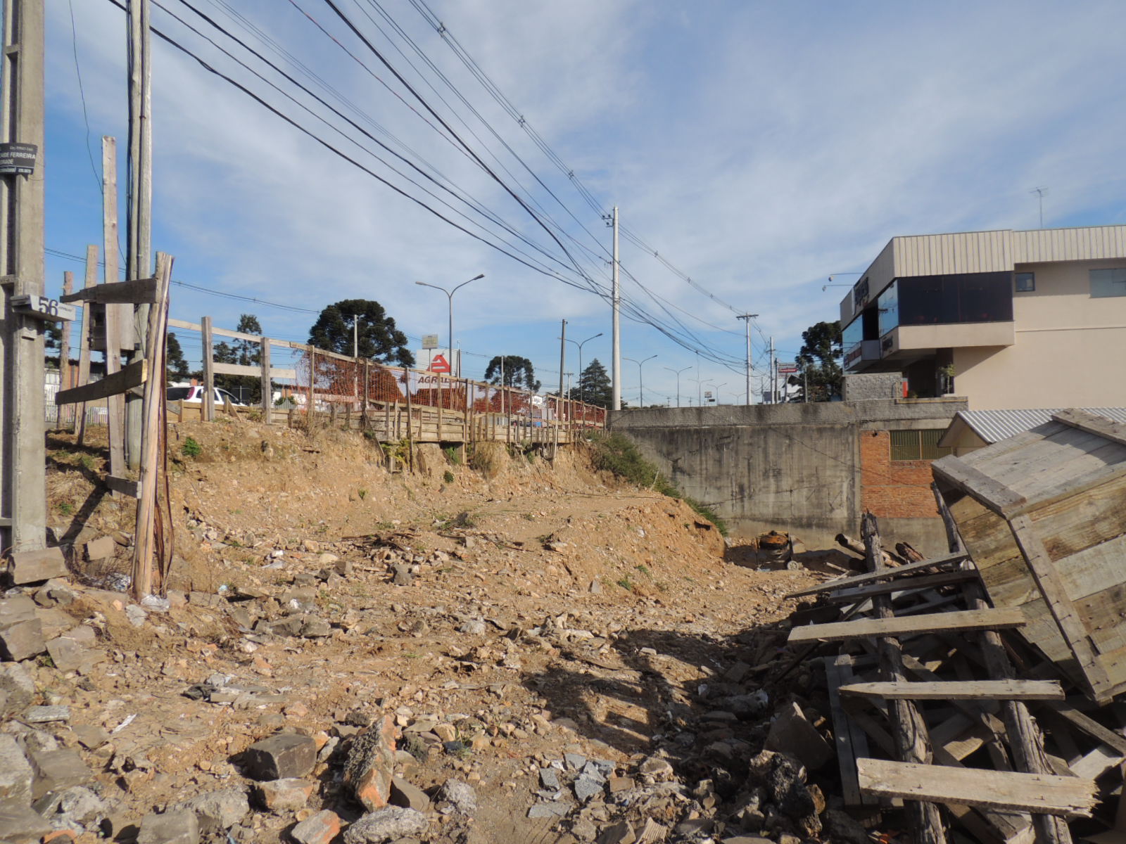 Leia mais sobre Em vistoria, vereador Rafael Bueno constata que as obras na passarela do bairro São Ciro ainda não foram retomadas