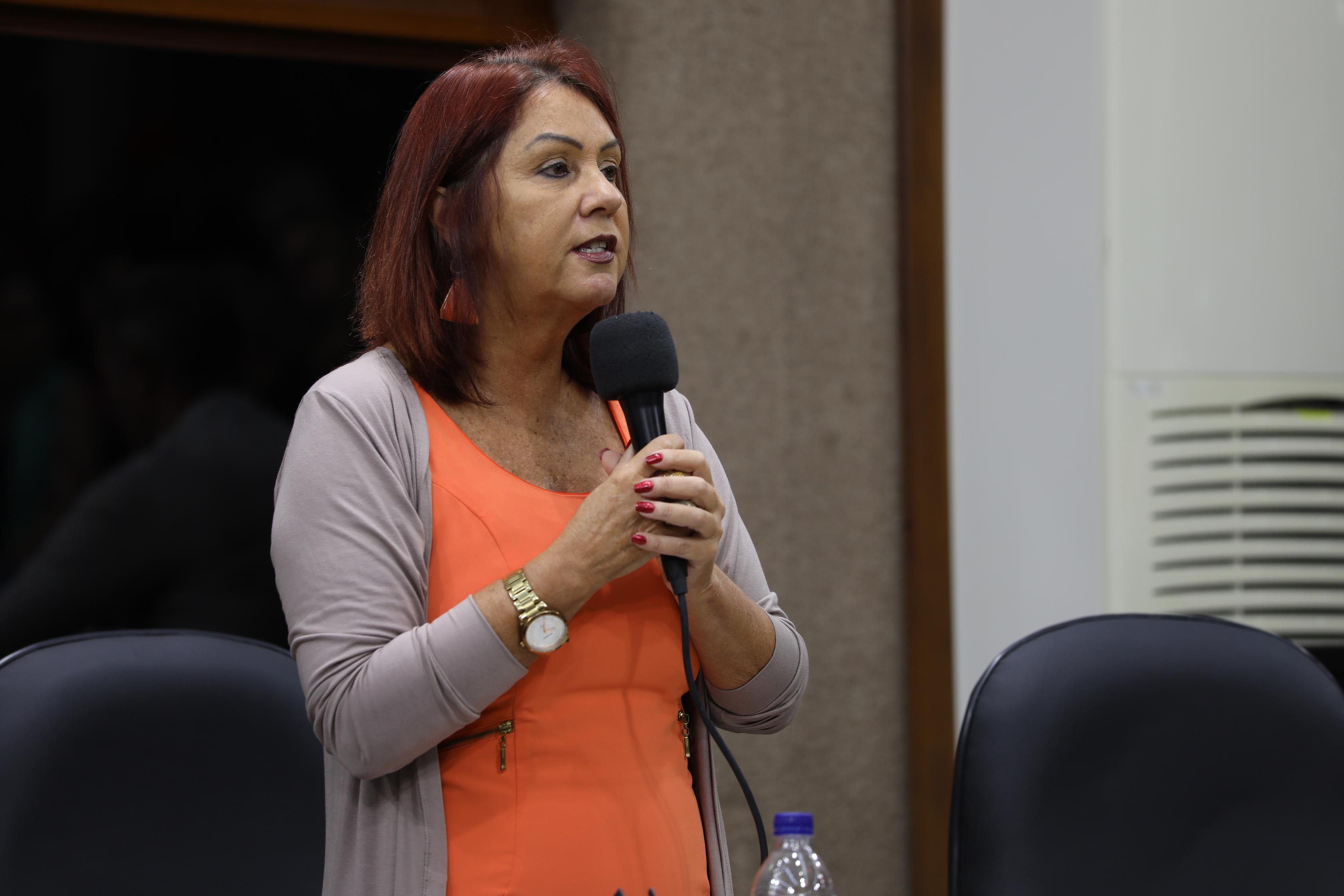Rose Frigeri quer informações sobre o piso salarial dos profissionais de enfermagem do município