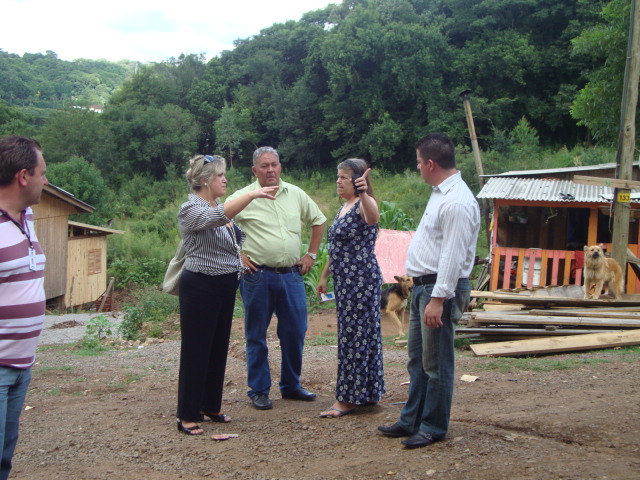 Comissão de Direitos Humanos faz visita à famílias em áreas de risco no loteamento Portinari