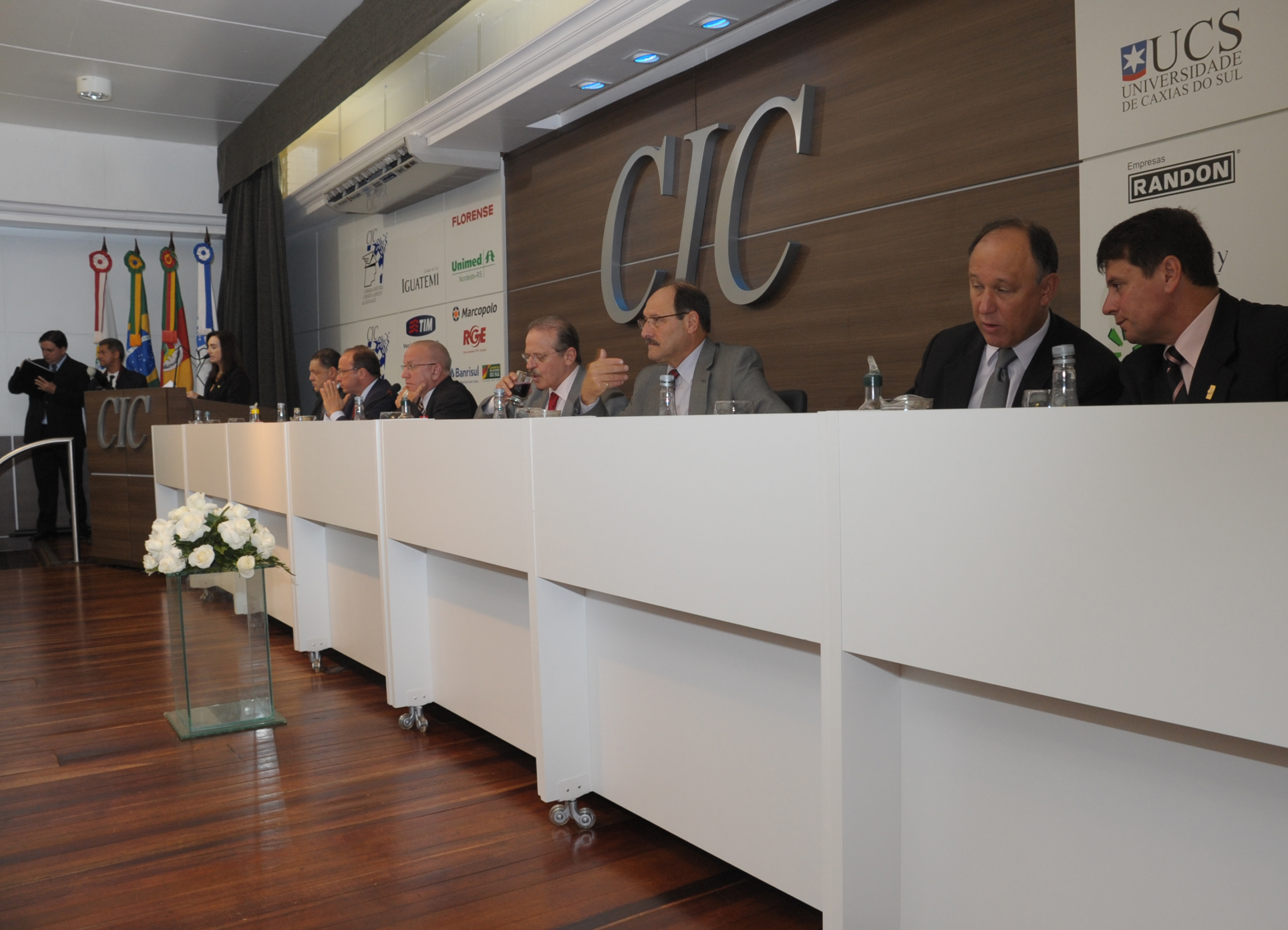 Leia mais sobre Presidente da Câmara acompanha reunião-almoço da CIC com o governador