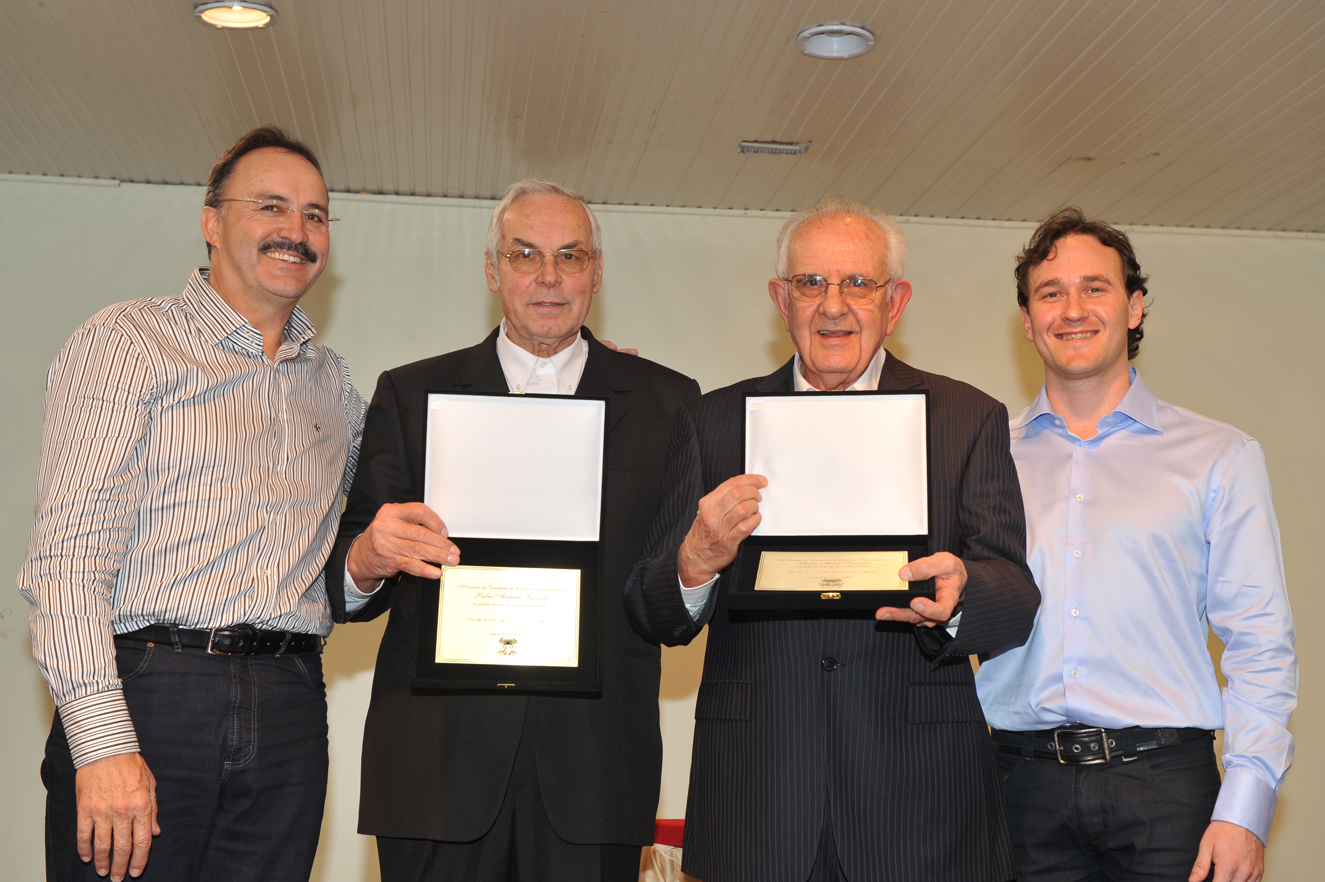Mauro Pereira prestigiou os Padres Lazzari e Pedrotti que celebraram 50 anos de sacerdócio