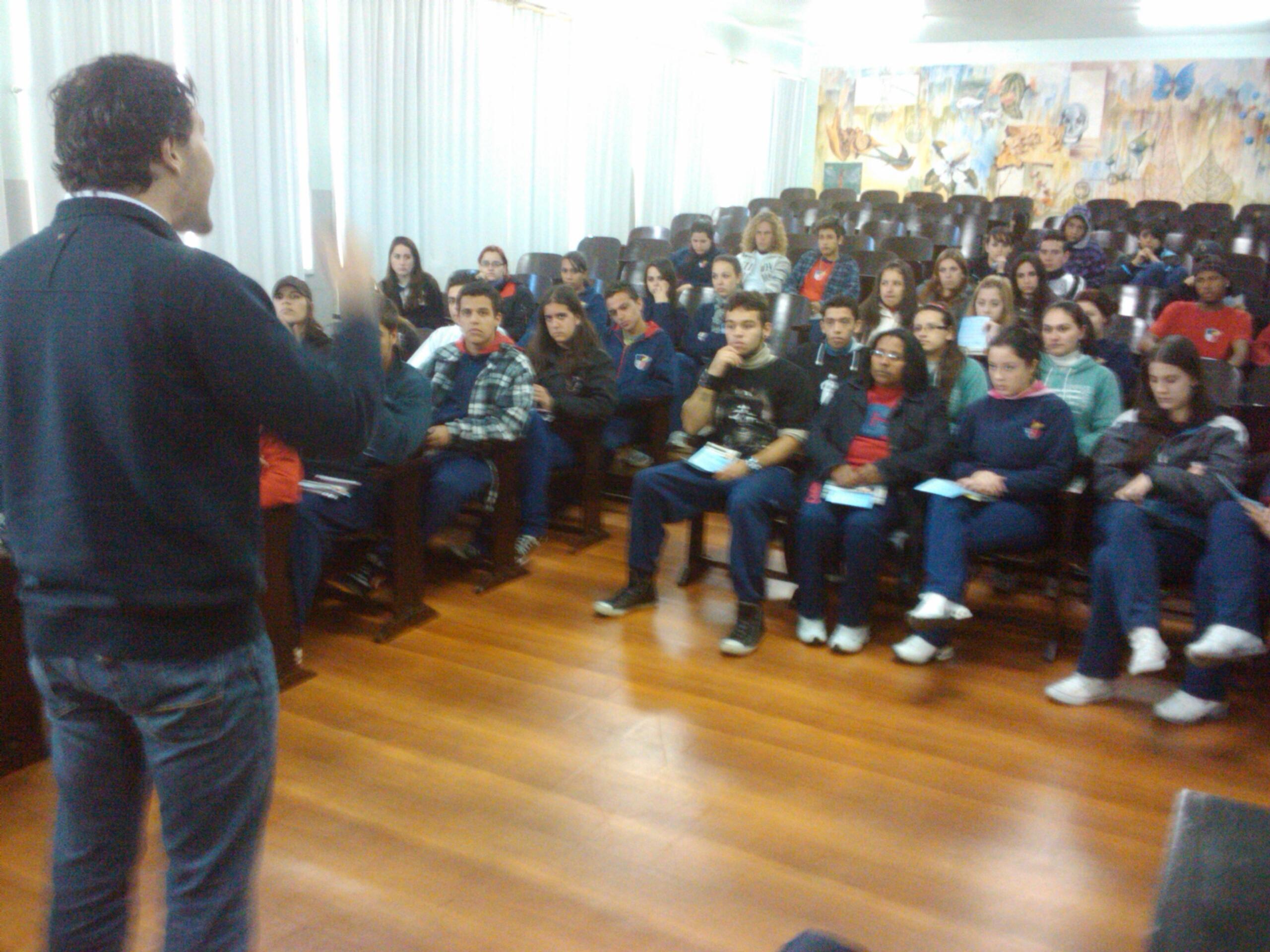 Vinicius conversa com estudantes na Escola Cristóvão de Mendoza