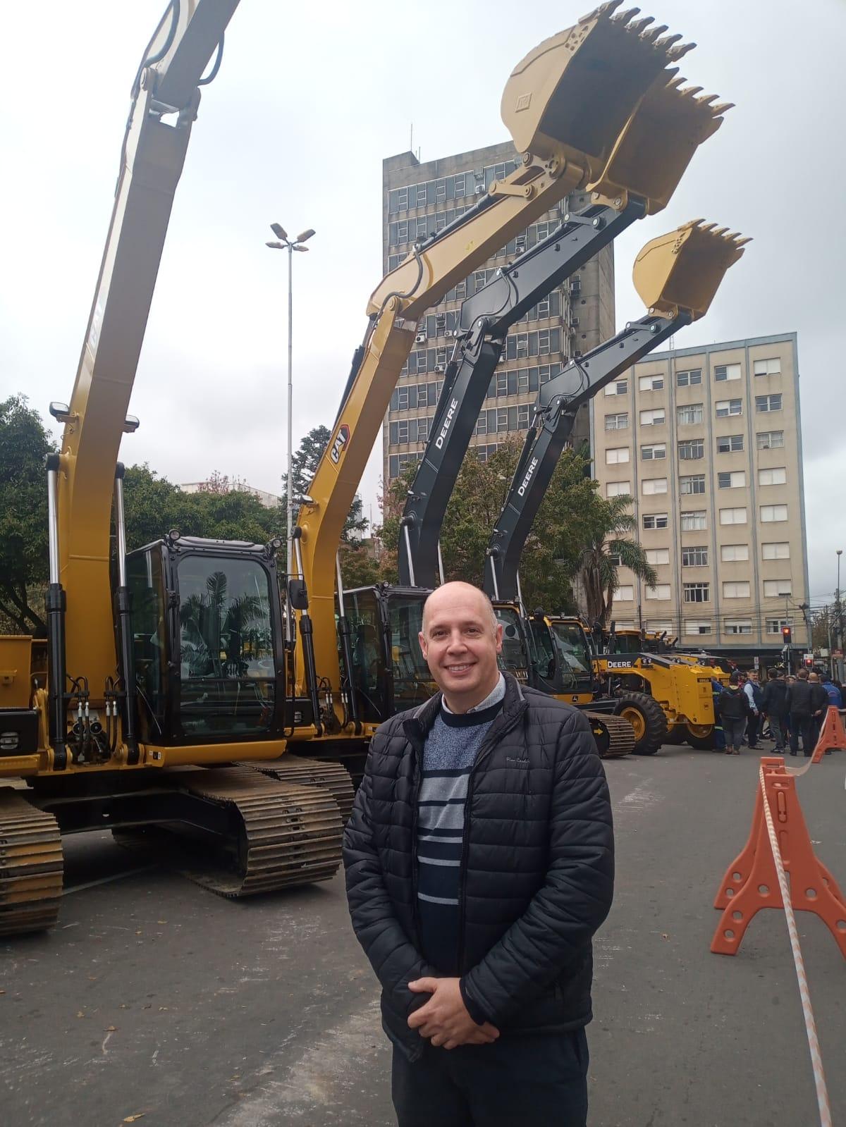 Lucas Diel participa de entrega de máquinas e veículos ao Município
