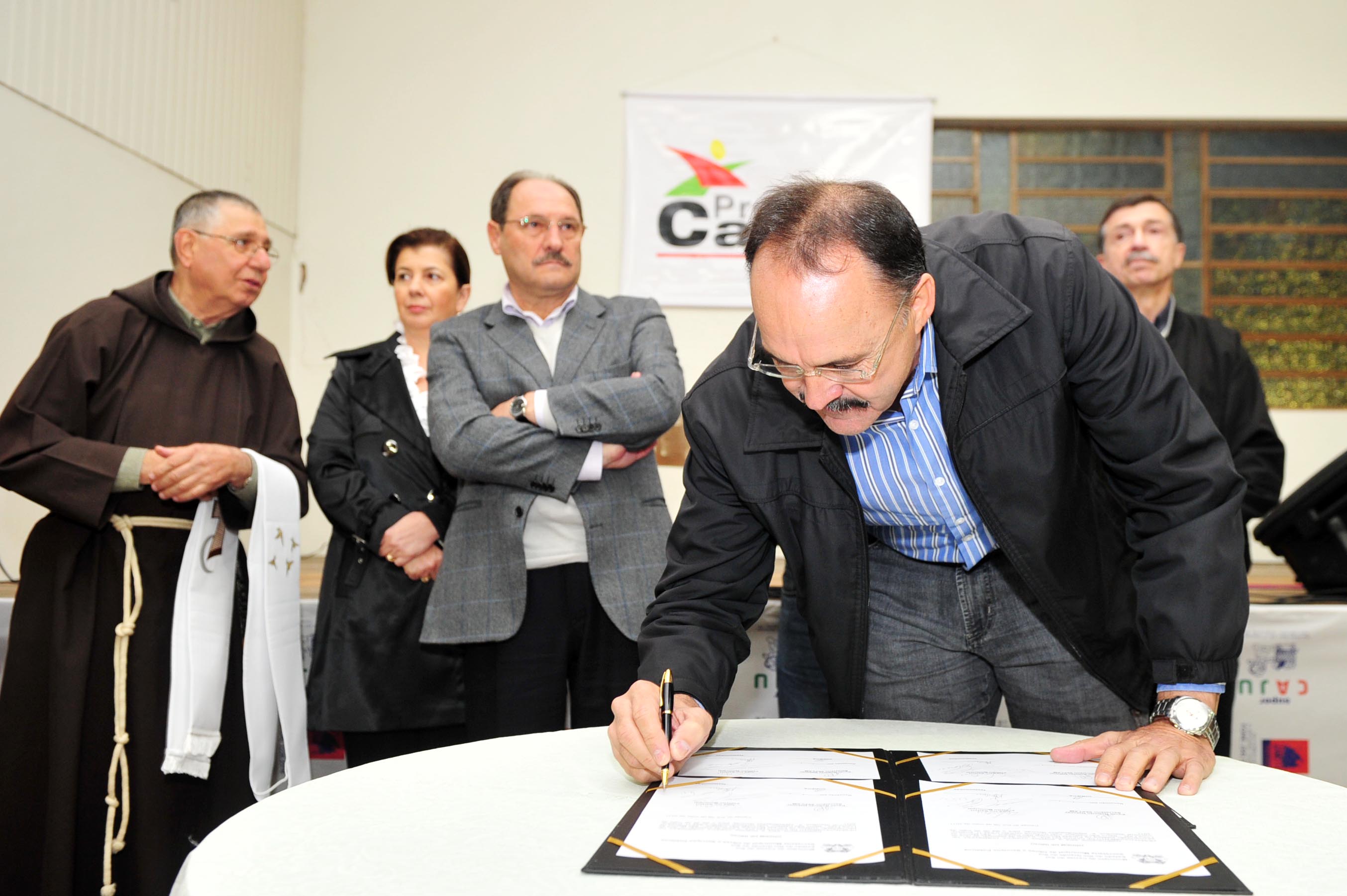Mauro participa da assinatura da ordem de início para pavimentação asfáltica