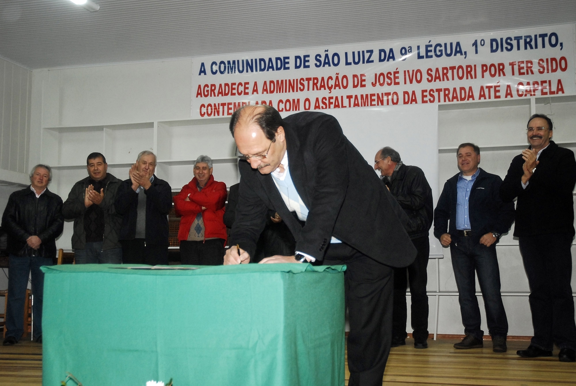 Mauro participa da assinatura de ordem da pavimentação asfáltica