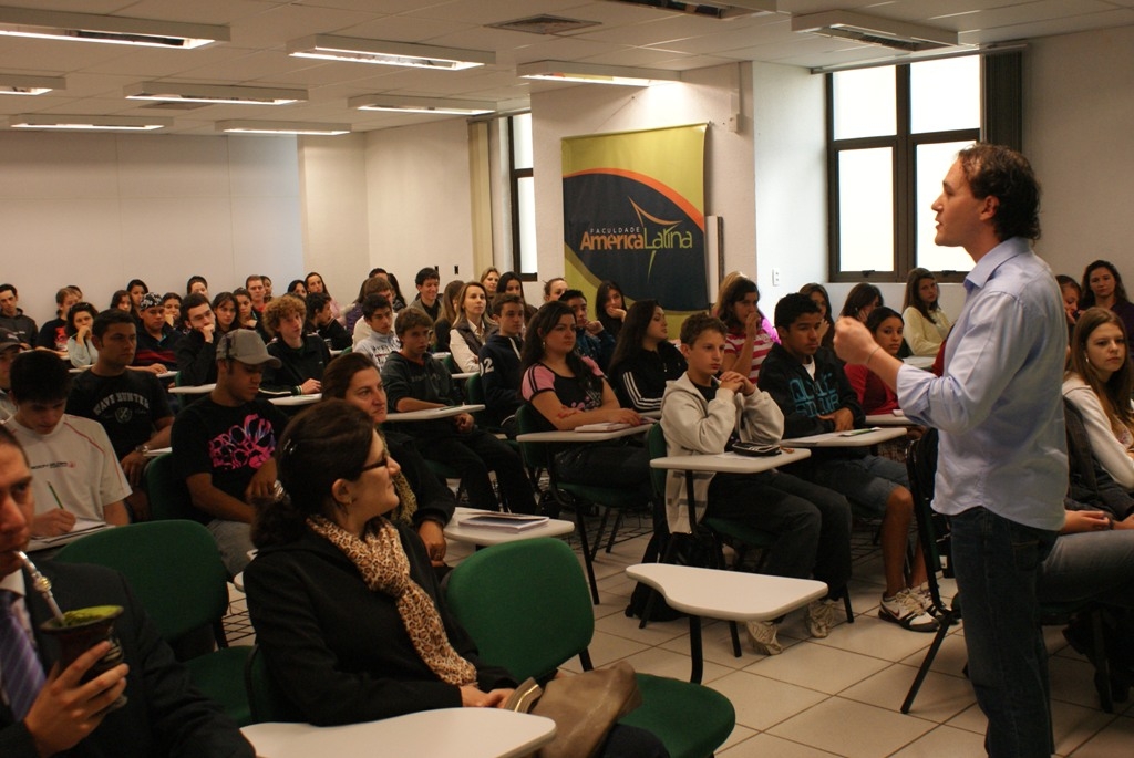 Vinicius palestra no projeto Formando Lideranças 